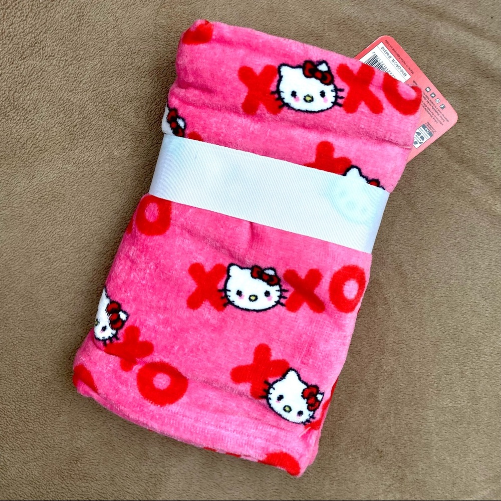 NWT Valentine’s Day Hello Kitty Sanrio Hand Towels
